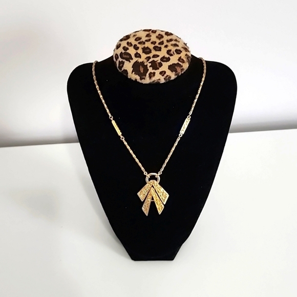 Jewelry - Women's gold toned statement necklace